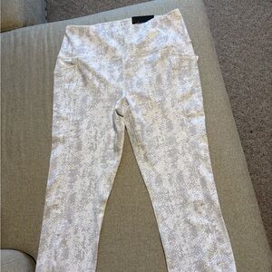 🌟NWT🌟White and Gray Patterned Leggings